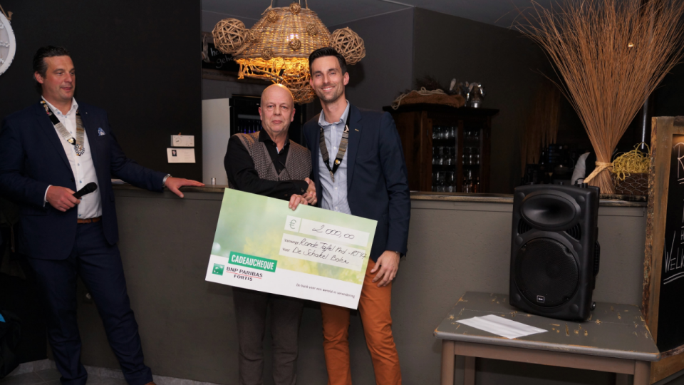 De Schakel Balen ontvangt cheque van De Ronde Tafel