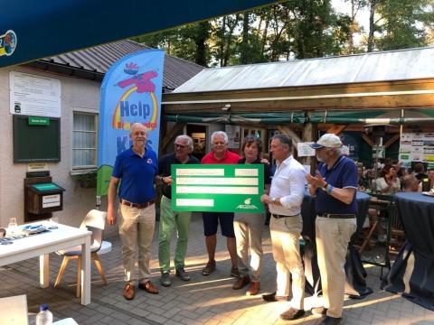 Serviceclub Kiwanis Geel golft ten voordele van Help Brandwonden Kids vzw.